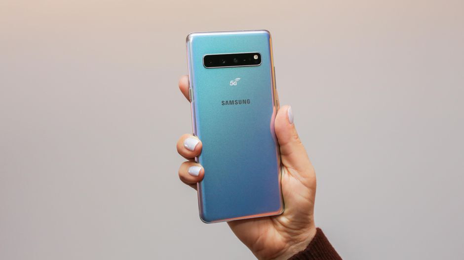 A human holding a Samsung S10.