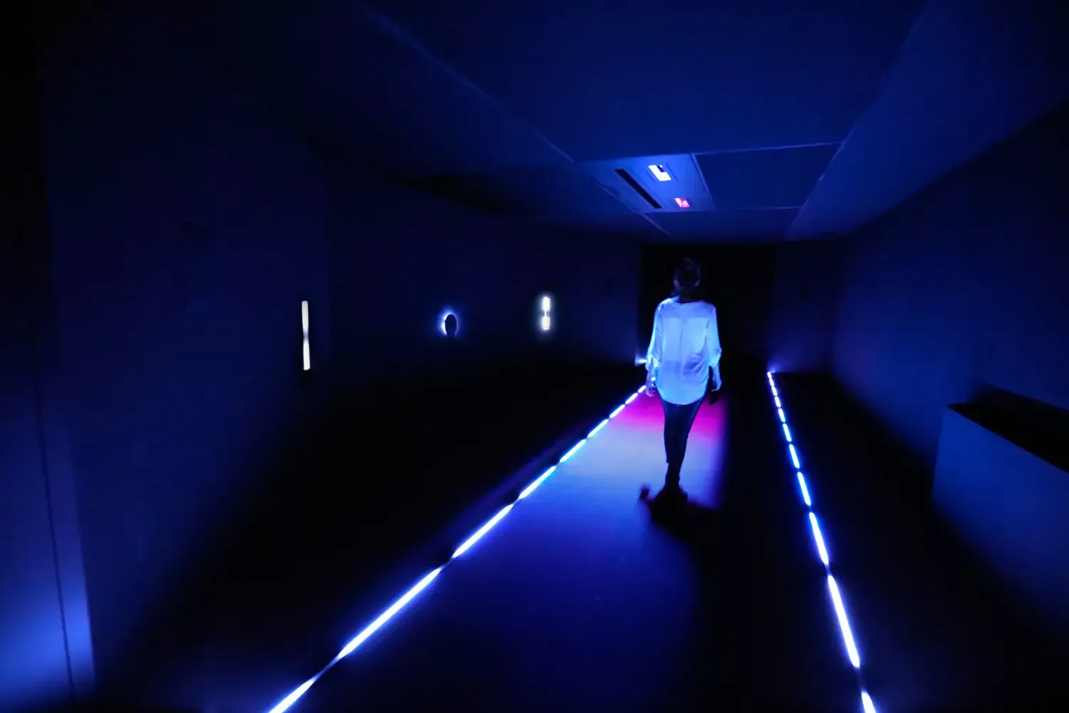 A human walking through the Samsung Hu experience.